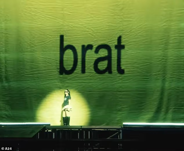 Charli's Brat naslovnica – sluzastozelena pozadina s naslovom ispisanim malim slovima crne boje – postala je simbol pop kulture; filmski kadar iz pjevačičinog lažnog dokumentarca The Moment