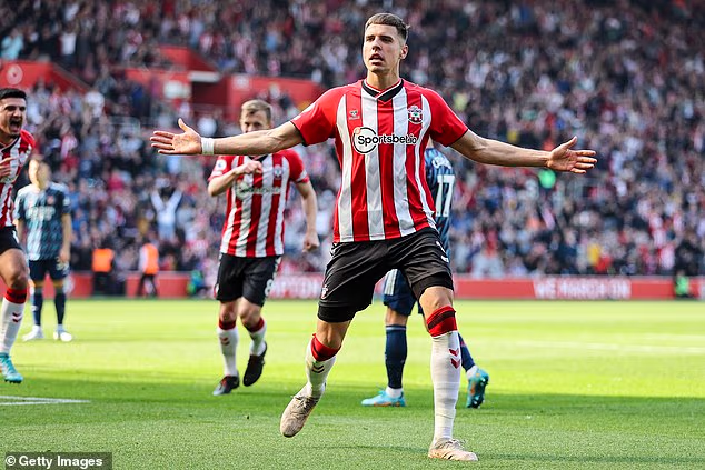 Bednarek, koji je ove sezone pomogao Portu da osvoji portugalski naslov, najpoznatiji je u Engleskoj iz vremena koje je proveo u Southamptonu