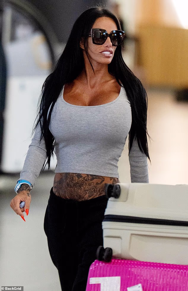 Katie je tijekom posljednje epizode svog podcasta Katie Price Showa rekla da su svi letovi otkazani i unatoč tome što je čula projektile kako je Dubai i dalje 'sigurniji od Ujedinjenog Kraljevstva'