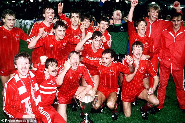 Neil Simpson (sprijeda desno) i Aberdeen slave pobjedu u Kupu pobjednika kupova nad Real Madridom