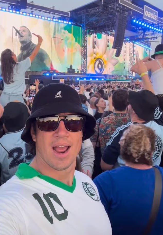 Radio 2 DJ Vernon redovito se družio bez supruge. Otišao je vidjeti Oasis kako izvode njihovu reunion turneju pet puta