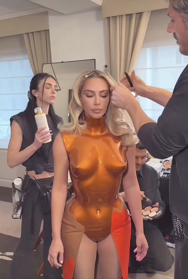 Nije jasno koliko je Kardashian zapravo platila Appletonu za svoj Met Gala look, ali pokazala je njegov rad u videu iza scene za obožavatelje