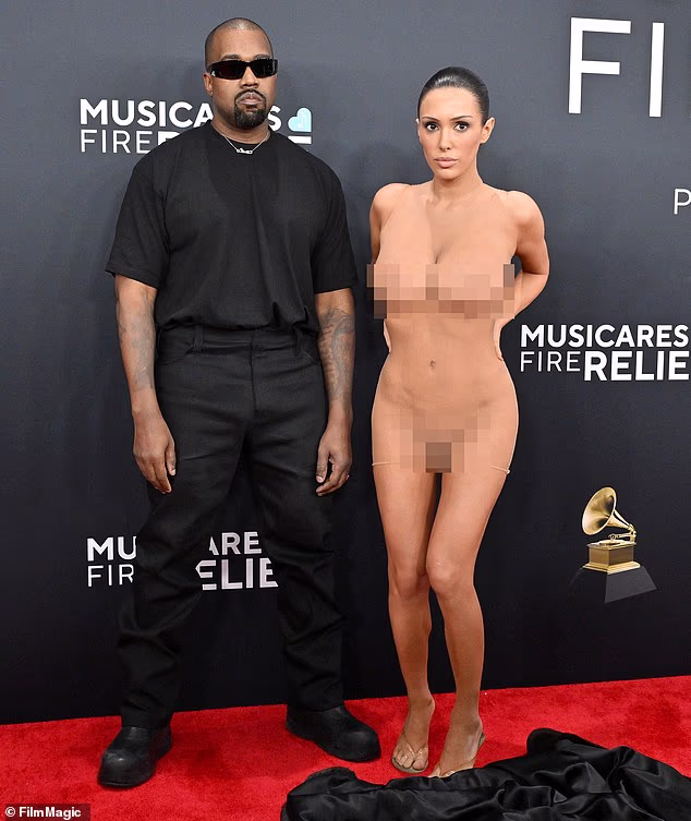 Censori je sudjelovala u divljem trenutku na dodjeli nagrada Grammy prošle godine dok je bila gola ispod prozirne minice (vidi gore)