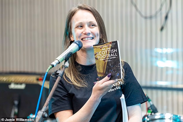 Julie McNeill sastavila je fascinantnu knjigu koja slavi škotski nogomet i njegove posebnosti