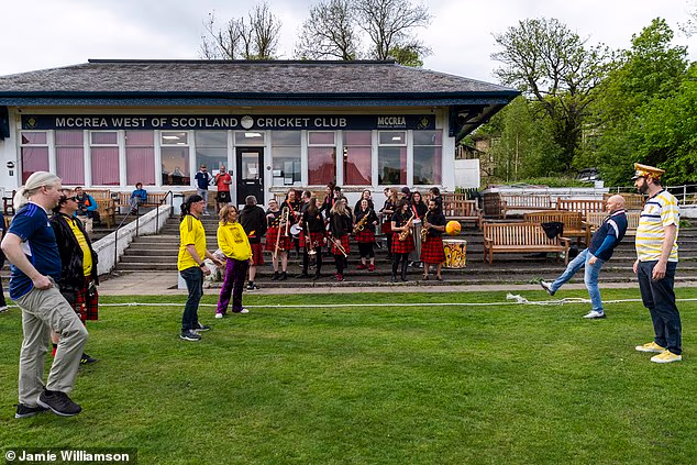 Teren West of Scotland Cricket Cluba domaćin je živopisnog i improviziranog kickabouta
