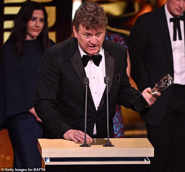 Ben de Pear prihvaća nagradu za Aktualne događaje tijekom dodjele televizijskih nagrada BAFTA 2026