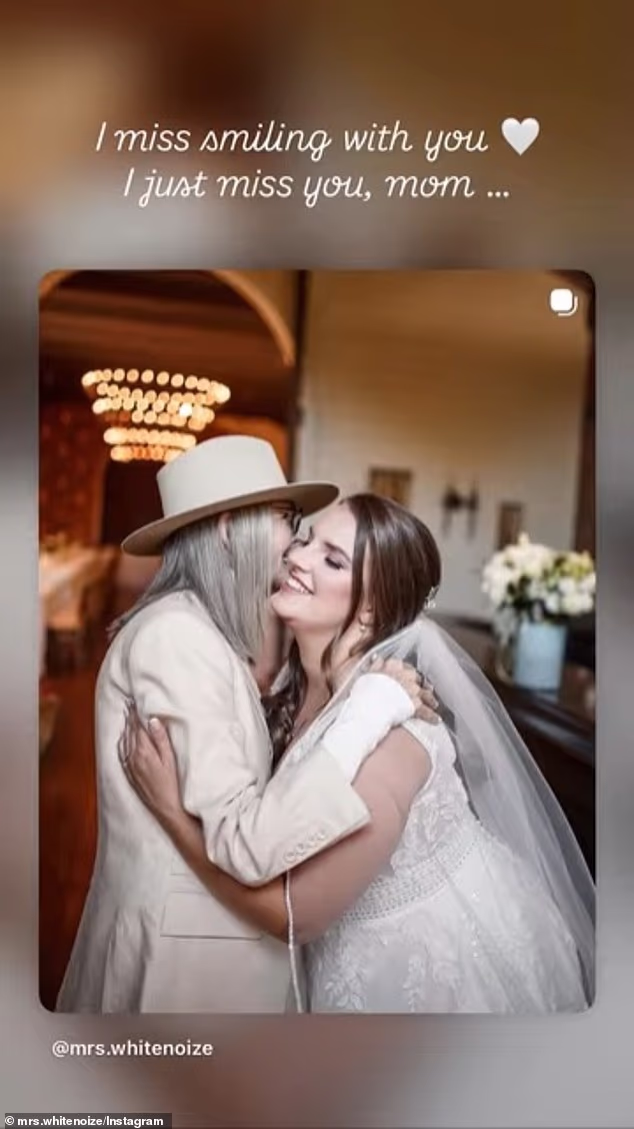 Snimku je ponovno podijelila u svojim Instagram pričama, napisavši: 'Nedostaje mi osmijeh s tobom. Samo ti meni nedostaješ, mama...'