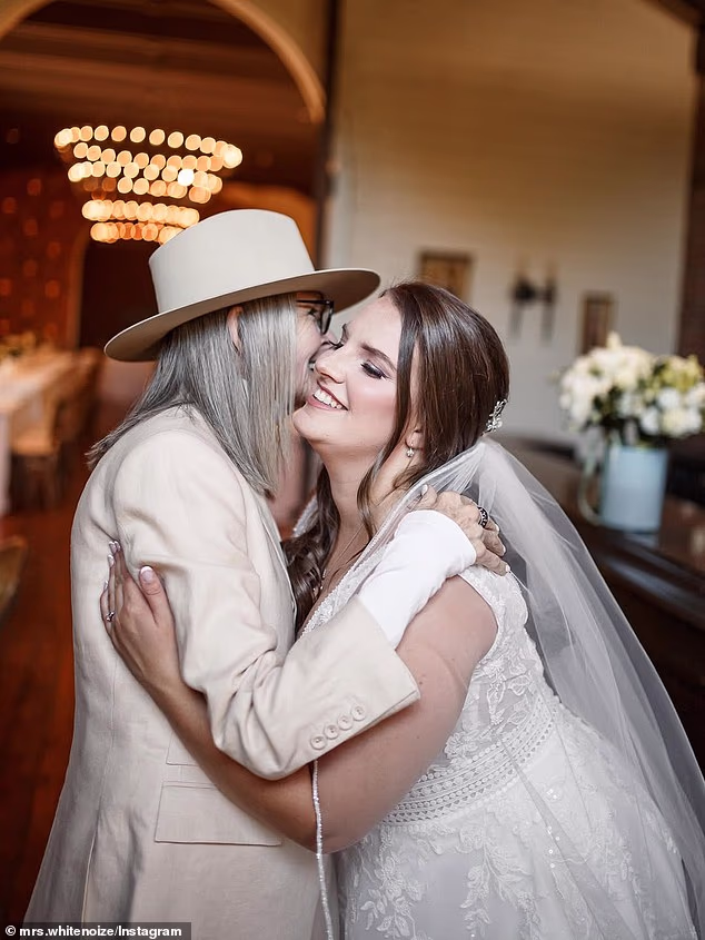 Jedna fotografija prikazuje Dexie na dan njezina vjenčanja dok je u slatkom zagrljaju mame