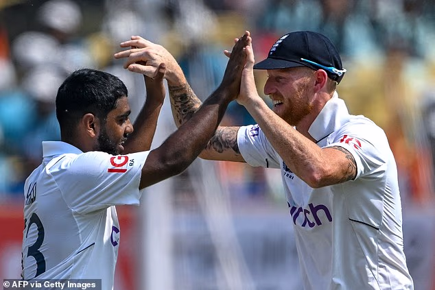 Ahmed slavi s Benom Stokesom nakon što je osvojio wicket tijekom engleske turneje po Indiji 2024.