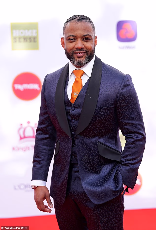 JB Gill iz JLS-a dotjerao je elegantnu figuru u oštrom tamnoplavom odijelu