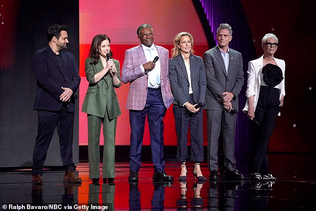(lr) Jake Johnson, Jane Levy, Keith David, Tea Leoni, Tim Daly, Jamie Lee Curtis, iz Newlyweds na NBC-u