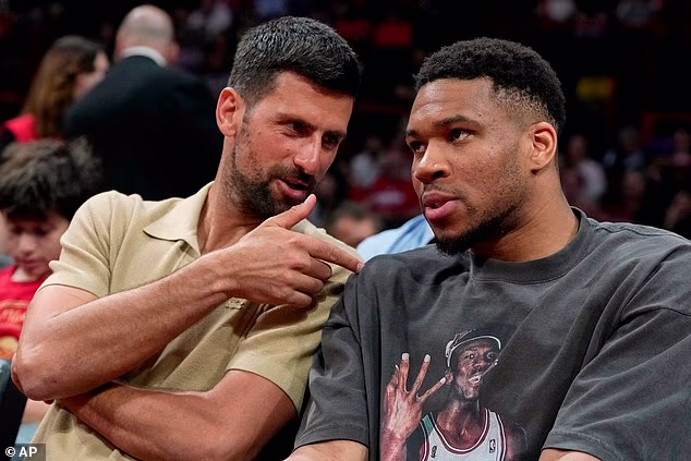 Novak Đoković razgovara s Giannisom Antetokounmpoom dok gleda košarkašku utakmicu doigravanja Eurolige između Olympiacosa i AS Monaca u Pireju blizu Atene