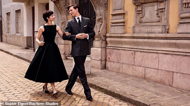 Elgort trenutačno vrijedno radi na snimanju svoje uloge grofa Huberta de Givenchyja na setu biodrame Abe Sylvia Dinner With Audrey u Budimpešti s Thomasin McKenzie (L) koja glumi Audrey Hepburn