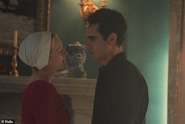 Minghella je najpoznatiji po ulozi Nicka Blainea - zamišljenog zapovjednika i primarno zaljubljenog u June Osborne Elisabeth Moss - u Sluškinjinoj priči; Vidi se na fotografiji