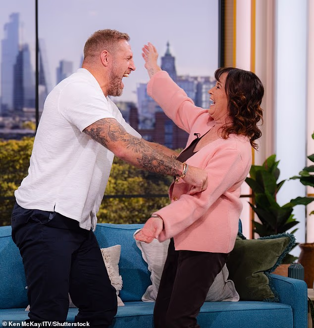 James je rekao: 'Zapravo, jako smo se dobro zbližili, tako su dobri. Posebno Coleen Nolan, i ja sam jako zaljubljen u nju'