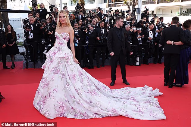 Bivša zvijezda Made In Chelsea Kimberley Garner također se pojavila u ružičastoj cvjetnoj haljini dok je pozirala olujno
