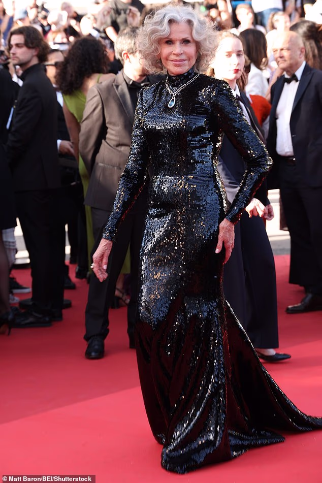 Jane Fonda izgledala je blistavo u crnoj šljokičastoj haljini