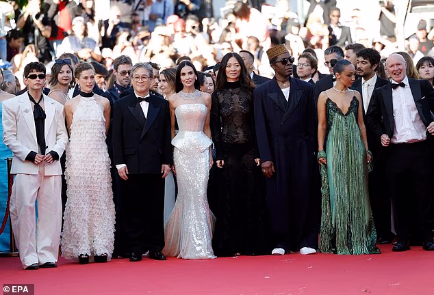 Članovi žirija Diego Cespedes, Laura Wandel, predsjednik žirija Park Chan-wook, Demi Moore, Chloe Zhao, Isaac De Bankole, Ruth Negga i Paul Laverty
