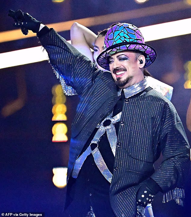 Učesnik iz San Marina Senhit nadao se da će se probiti do finalne faze natjecanja sa Superstar, pjesmom koju je napisala pjevačica Culture Cluba koja joj se također pridružila na pozornici