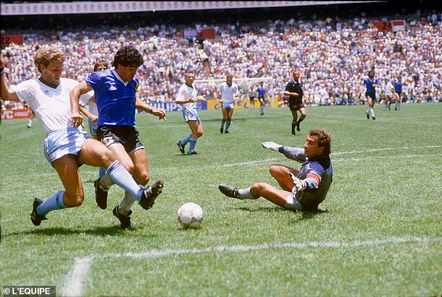 Maradona završava svoj prekrasan solo drugi gol u četvrtfinalu unatoč naporima Terryja Butchera (lijevo) i vratara Petera Shiltona