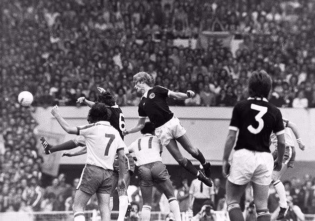 Njegov najpoznatiji gol bio je njegov sjajan udarac glavom protiv Engleske na Wembleyu 1977. (iznad)