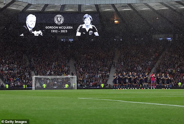 Hampden Park odaje počast Gordonu McQueenu u lipnju 2023. nakon njegove smrti, dvije i pol godine nakon što mu je dijagnosticirana vaskularna demencija