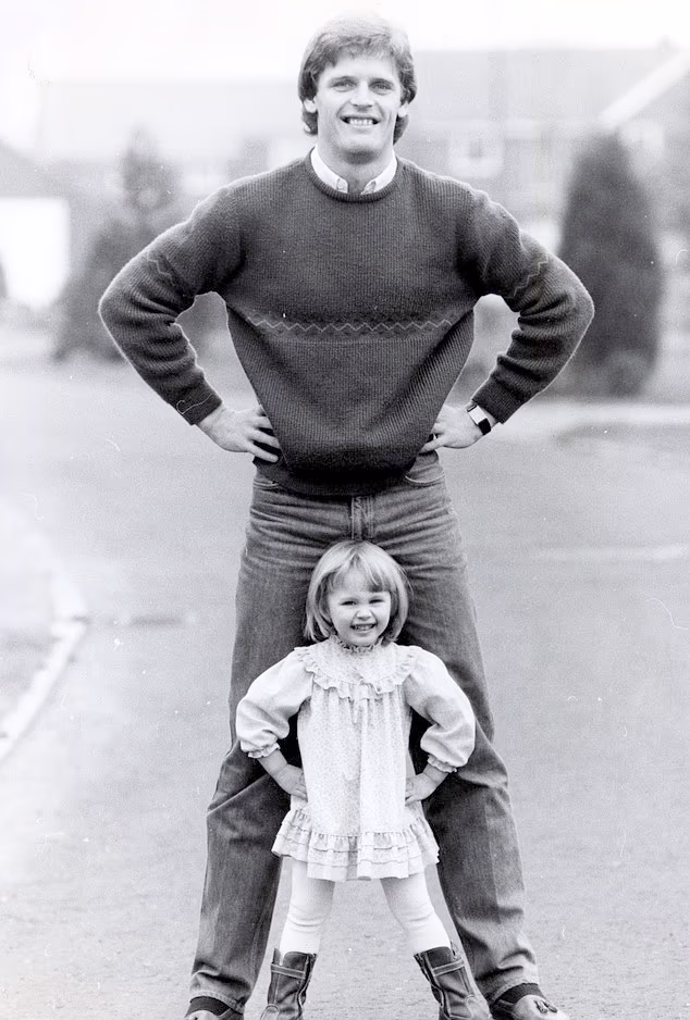 Gordon, koji je osvojio 30 utakmica za Škotsku, snimljen zajedno s Hayley u veljači 1983.