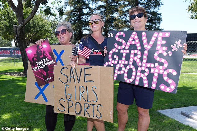 Ljudi drže natpise Save Girls Sports u znak prosvjeda protiv transrodnog sportaša AB Hernandeza 2025.