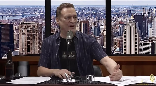 Kontroverzna medijska ličnost Anthony Cumia (bivši sudionik serije Opie & Anthony), rekao je da je Howard izgubio vjerodostojnost kod svojih obožavatelja zbog zvjezdanog smjera u kojem je krenuo njegov osobni život nakon uspona do slave i bogatstva