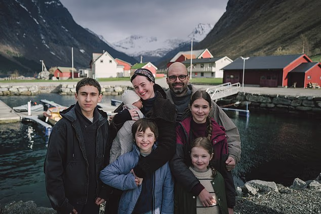 Stan, najpoznatiji po ulozi Buckyja Barnesa, Zimskog vojnika u Marvelovim filmovima, neprepoznatljiv je kao bahati tata obrijane glave i loših zuba u svom novom filmu Fjord