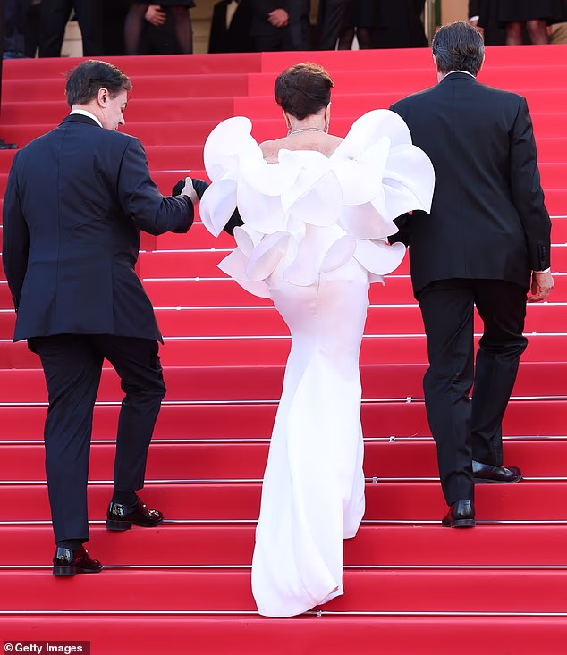 Dama Joan Collins hoda stepenicama prisustvujući ceremoniji otvaranja Filmskog festivala u Cannesu