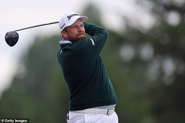 Irac Shane Lowry tresnuo je svoj tee udarac na par-tri 17. u jezero