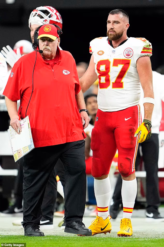 Njihov izlazak je uslijedio nakon što je Kelceov trener, Andy Reid, 68, potvrdio da će prisustvovati nadolazećim svadbama para; Reid i Kelce viđeni 2023