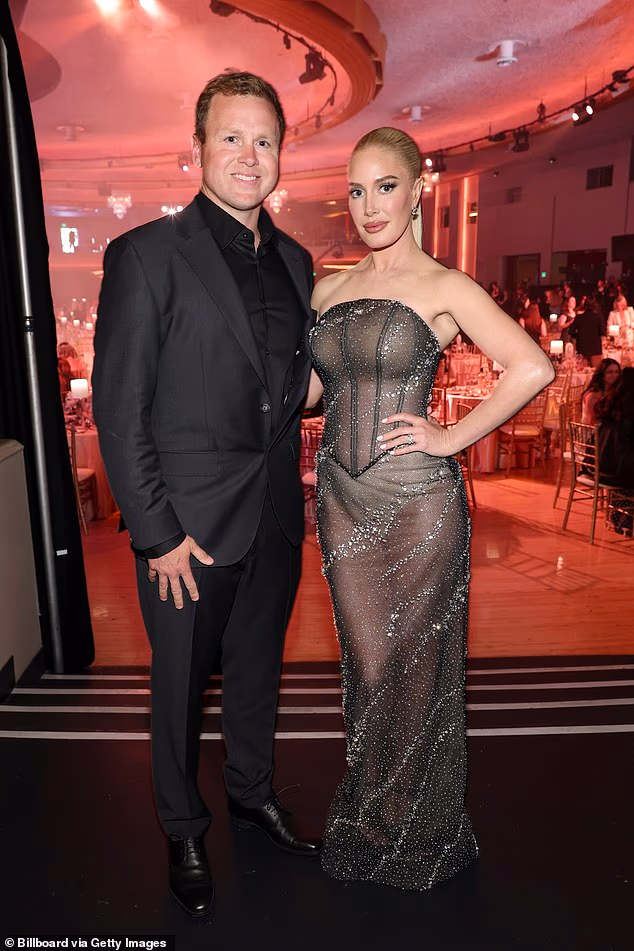 Prattova svađa s Handlerom seže u kasne 2000-e kada je ona nemilosrdno napala njega i njegovu suprugu Heidi Montag u svojoj emisiji Chelsea Lately; Pratt i Montag slikani 29. travnja