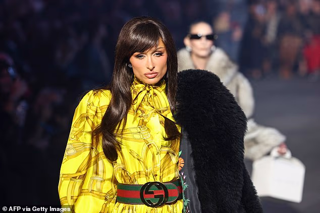 Nosila je i crni krzneni kaput sa živopisnom cvjetnom podstavom preko jednog ramena dok je šepurila pokraj Kim Kardashian, Mariah Carey i Shawna Mendesa u prvom redu