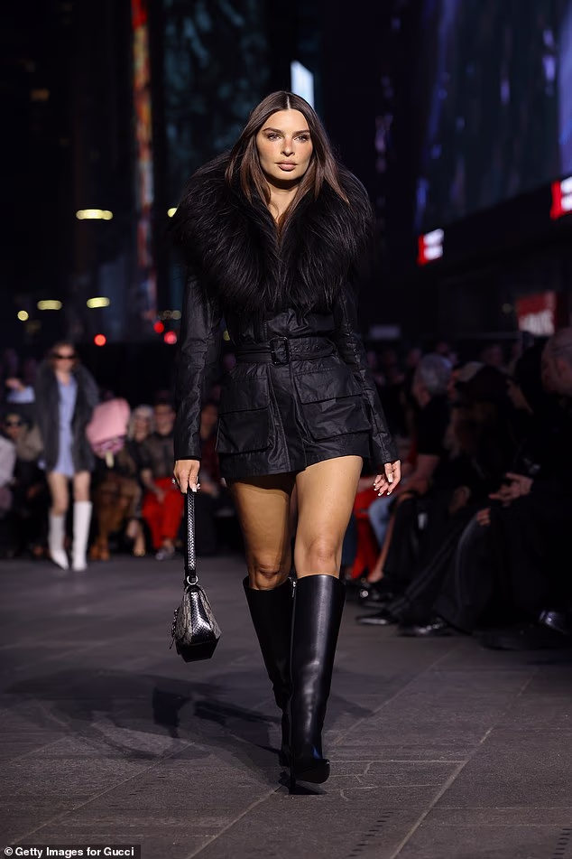 Ratajkowski je šepurila svoje stvari u skraćenom crnom kaputu s dramatičnim krznenim ovratnikom i crnim kožnim čizmama do koljena