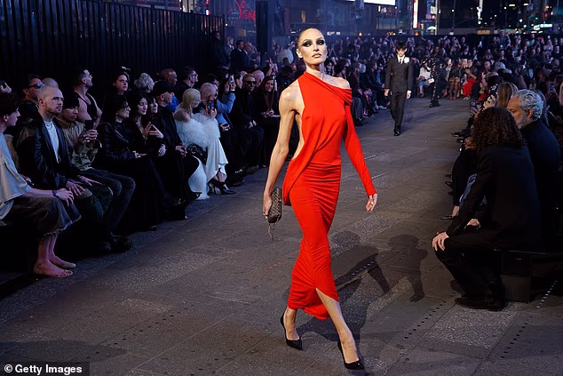 Swanepoel je izgledala elegantno u svojoj privlačnoj Gucci odjeći