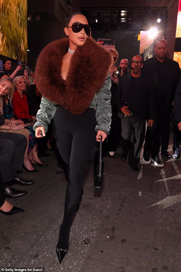 Kim Kardashain primijećena je kako dolazi bodriti prijateljicu Paris