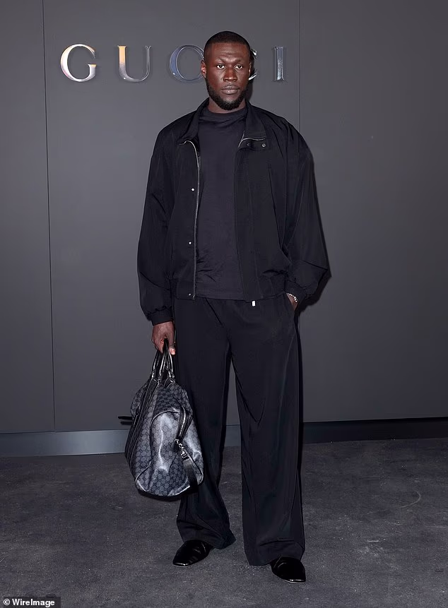 Stormzy je izgledao cool u svom crnom kad je stigao na Times Square