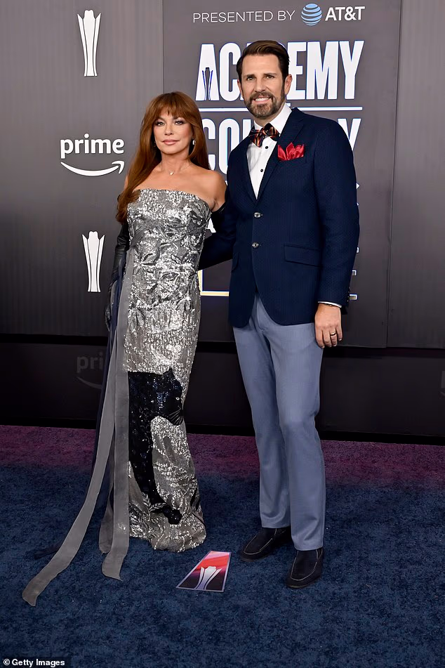 Pridružio joj se Damon Whiteside, izvršni direktor Academy of Country Music