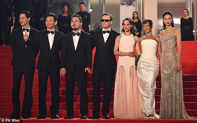 Go Soo, Hwang Jeong-min, Na Hong-jin, Michael, Alicia, Taylor Russell i Hoyeon (slijeva nadesno) na premijeri filma Nada