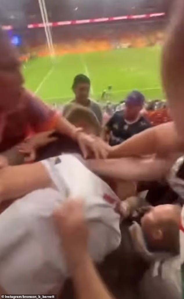 Njih su promatrači morali odvući jedno od drugoga kada je izbila nevolja tijekom utakmice Broncosa protiv Warriorsa u nedjelju poslijepodne
