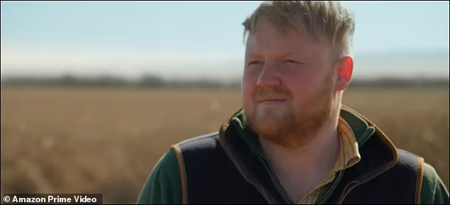 Kaleb također dobiva poziv dok je bio na traktoru da njegova buduća žena Kaya ima trudove - ali on odlučuje završiti svoj posao umjesto da žuri u bolnicu