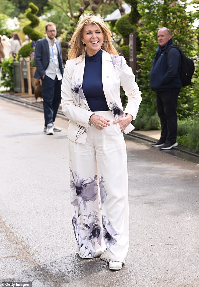 Ostale zvijezde nazočile su Kate Garraway koja je nosila odijelo s plavim cvjetnim uzorkom i tenisice