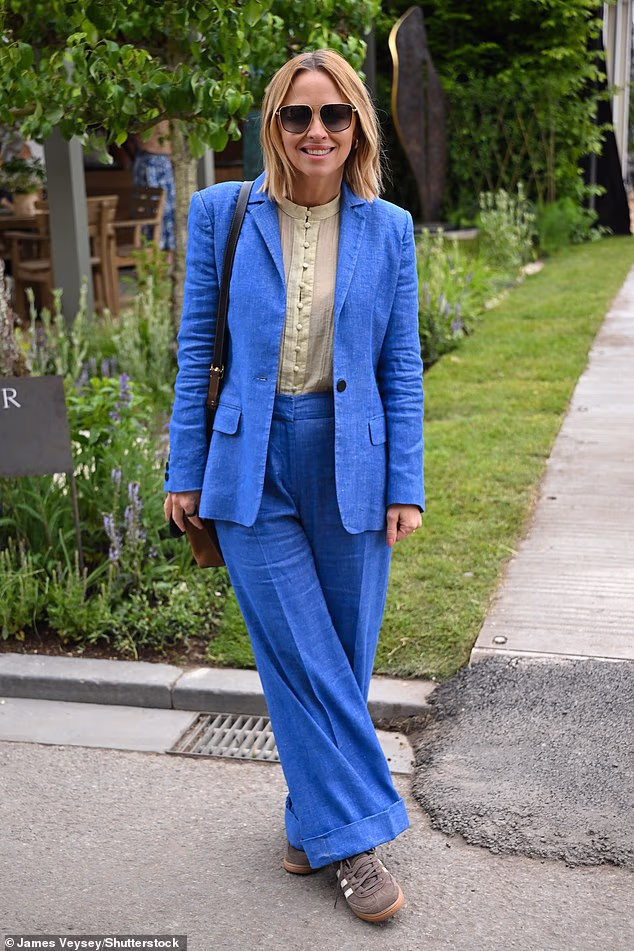 Kimberley Walsh nosila je plavo laneno odijelo