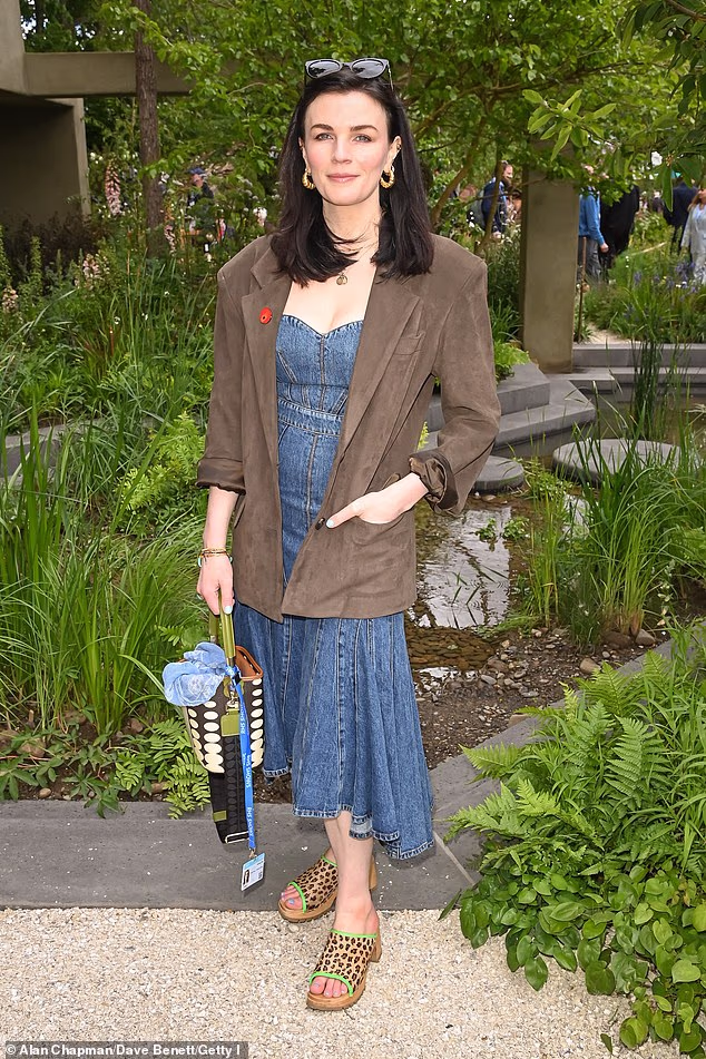 Aisling Bea posjećuje The Killik & Co A Seed in Time Garden, koji je dizajnirao Baz Grainger iz Landform Consultants