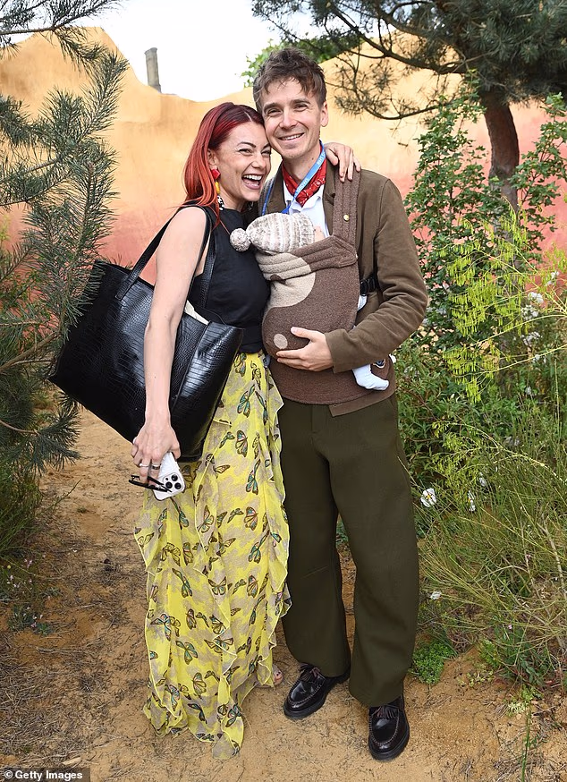 U međuvremenu, striktno profesionalna Dianne Buswell , 37, i njezin partner Joe Sugg došli su sa svojom bebom
