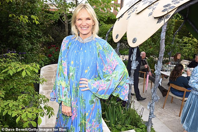 Jo Whiley nosila je lebdeću plavu haljinu s uzorkom