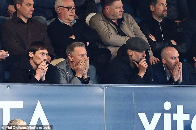 Bilo je značajno kada je Katalonac odbacio par Paris Saint-Germaina u Ligi prvaka s Bayern Münchenom da bi konačno prihvatio otvoreni poziv Marka Stotta da gleda Stockport County