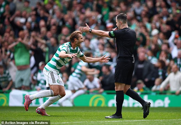 Don Robertson nagrađuje pogodak Daizena Maede u Celticovu obračunu za naslov s Heartsom